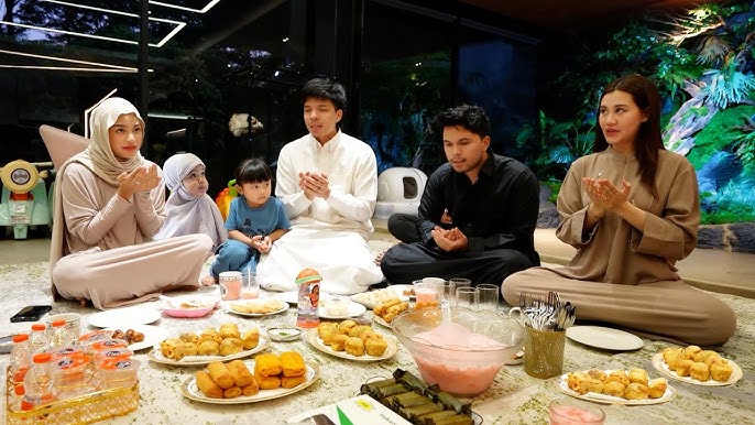 Dari Mewah Ke Kaki Lima: Atta & Aurel Nikmati Buka Puasa