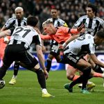 Pelatih Newcastle Tersungkur Setelah Gol Penalti Halus Barcelona