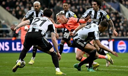 Pelatih Newcastle Tersungkur Setelah Gol Penalti Halus Barcelona