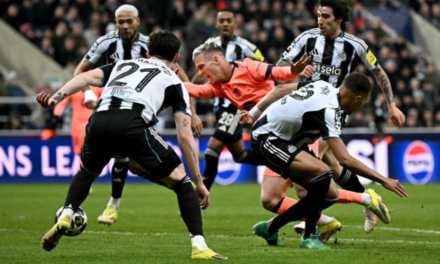 Pelatih Newcastle Tersungkur Setelah Gol Penalti Halus Barcelona