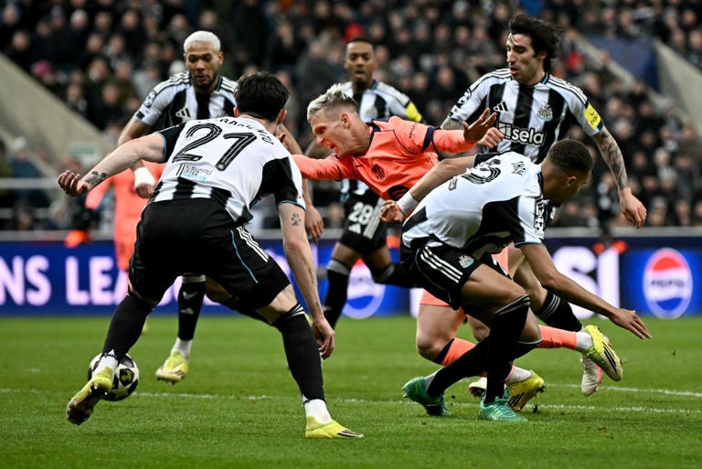 Pelatih Newcastle Tersungkur Setelah Gol Penalti Halus Barcelona