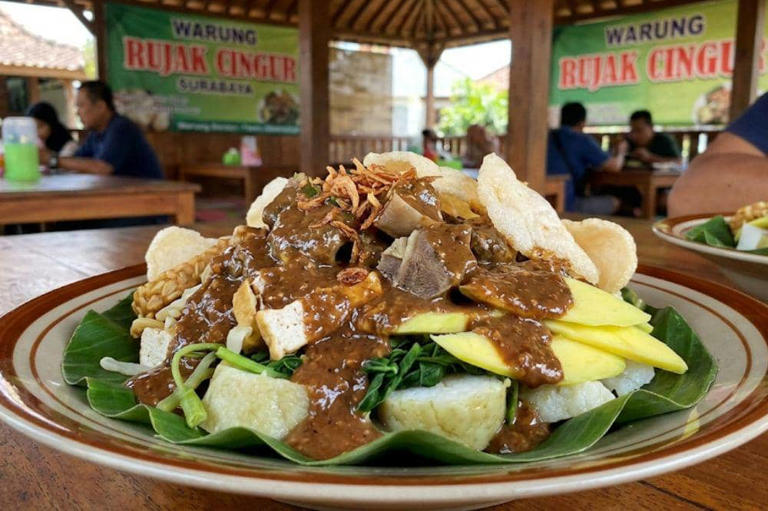 Rujak Cingur: Sensasi Kuliner Khas Surabaya