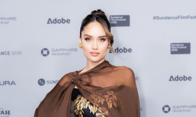 Dari Gugup Jadi Lucu, Cinta Laura Di Emmy Awards Bikin Senyum