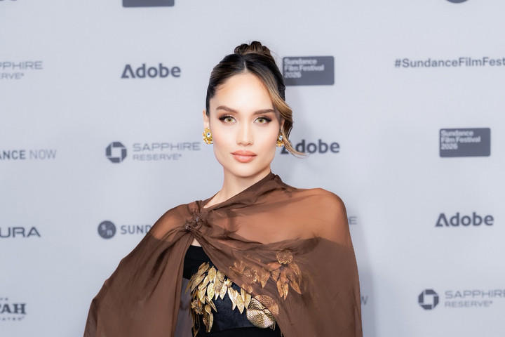 Dari Gugup Jadi Lucu, Cinta Laura Di Emmy Awards Bikin Senyum