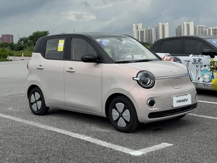 Kecil-Kecil Canggih! Wuling Air EV 4-Pintu Siap Jadi Favorit Baru