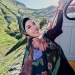 Emy Aghnia Tampil Stylish Saat Naik Kereta Uap Ikonik Di Swiss