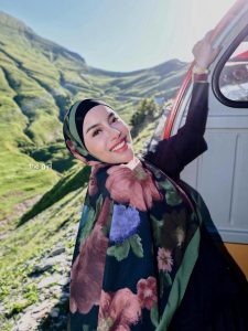 Emy Aghnia Tampil Stylish Saat Naik Kereta Uap Ikonik Di Swiss