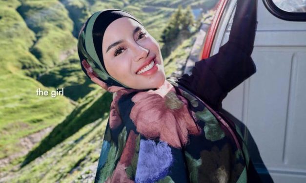 Emy Aghnia Tampil Stylish Saat Naik Kereta Uap Ikonik Di Swiss