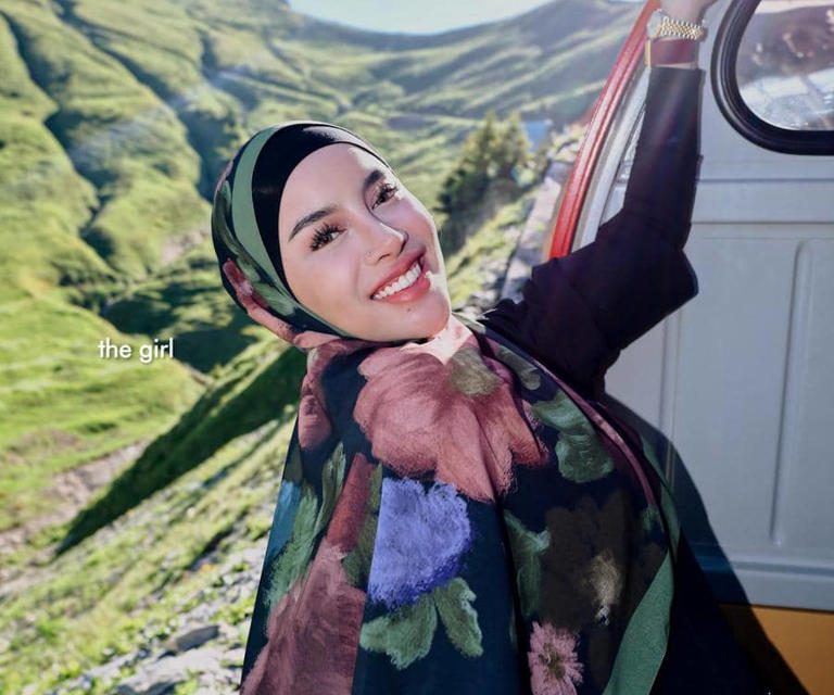 Emy Aghnia Tampil Stylish Saat Naik Kereta Uap Ikonik Di Swiss