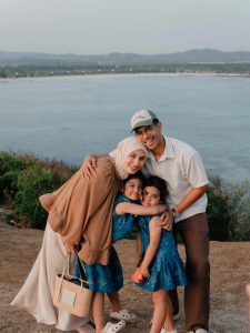 Golden Hour Di Bukit Merese, Bersama Keluarga Dwi Handayani