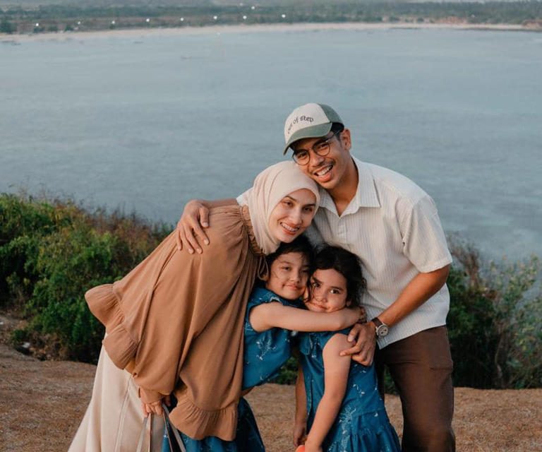 Golden Hour Di Bukit Merese,  Bersama Keluarga Dwi Handayani