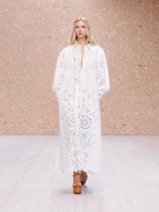 Tampil Anggun! Putri Gwyneth Paltrow Di Catwalk Chloé