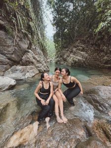 Liburan Anti Bosan! Anissa Aziza Pilih Hiking Ke Air Terjun Bogor
