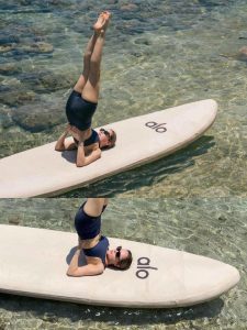 Cantik Dan Rileks! Cathy Sharon Yoga Di Pantai Pulau Moyo