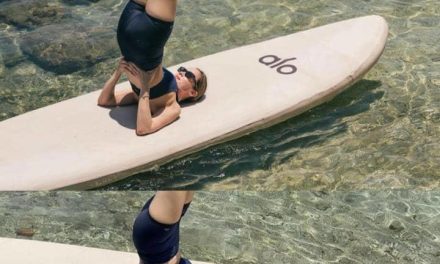 Cantik Dan Rileks! Cathy Sharon Yoga Di Pantai Pulau Moyo