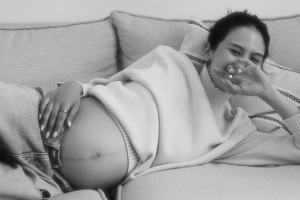 Banjir Doa, Maudy Ayunda Cantik Pamer Baby Bump 7 Bulan