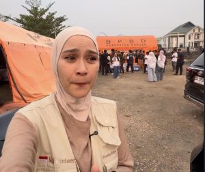 Turun Langsung! Zaskia Adya Mecca Ikut Padamkan Karhutla