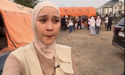 Turun Langsung! Zaskia Adya Mecca Ikut Padamkan Karhutla